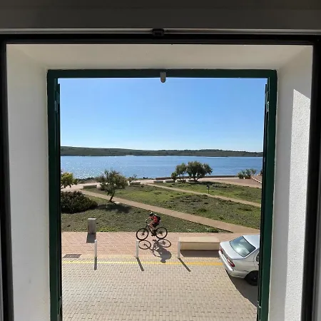 F180 Vacaciones Primera Linea De Mar En Fornells 公寓